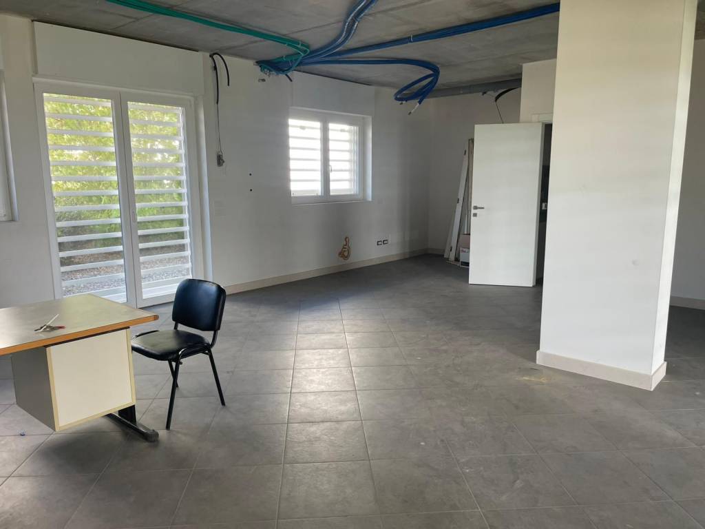 negozio in vendita a Bari in zona Japigia