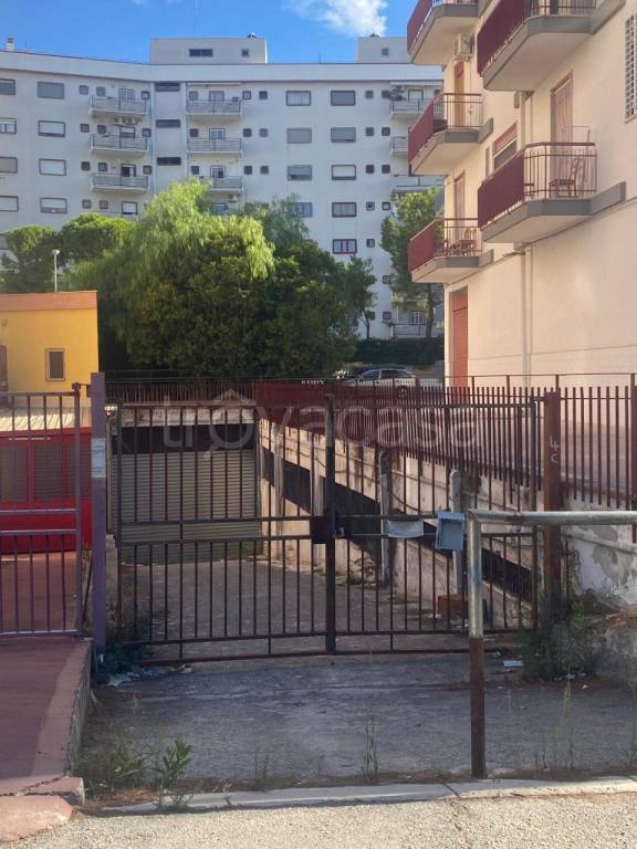 locale commerciale in vendita a Bari in zona Picone