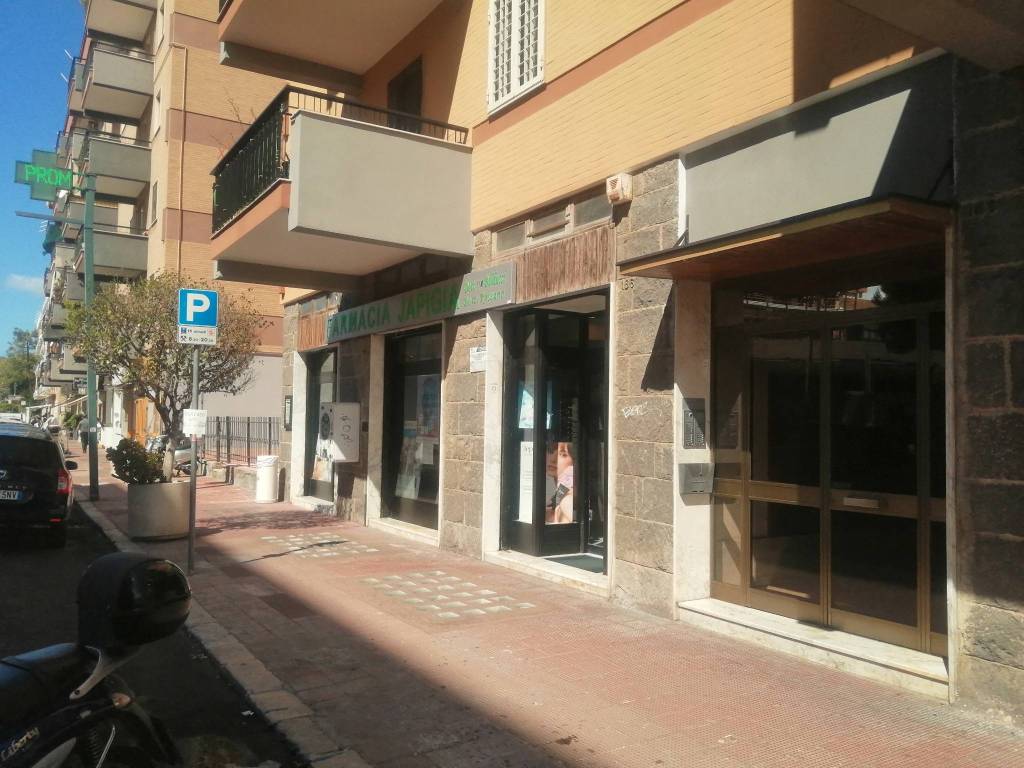 negozio in vendita a Bari in zona Japigia