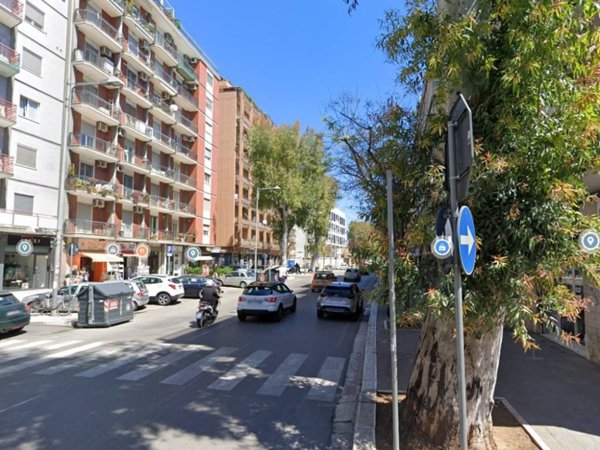 negozio in vendita a Bari in zona Picone
