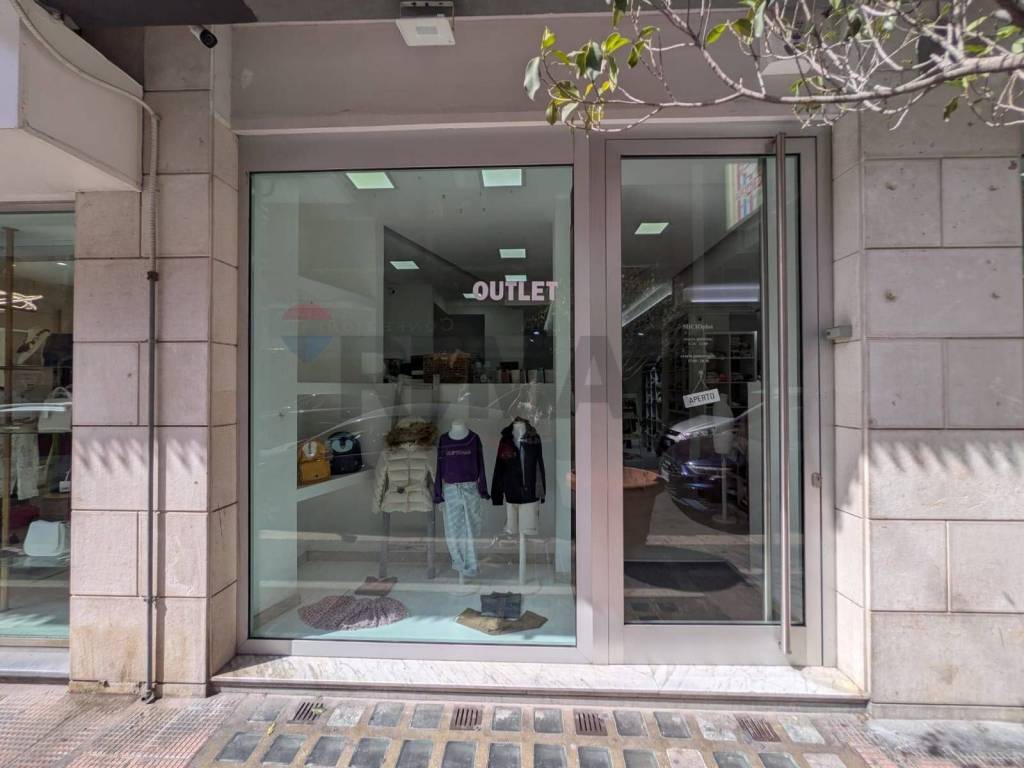 negozio in vendita a Bari in zona Libertà