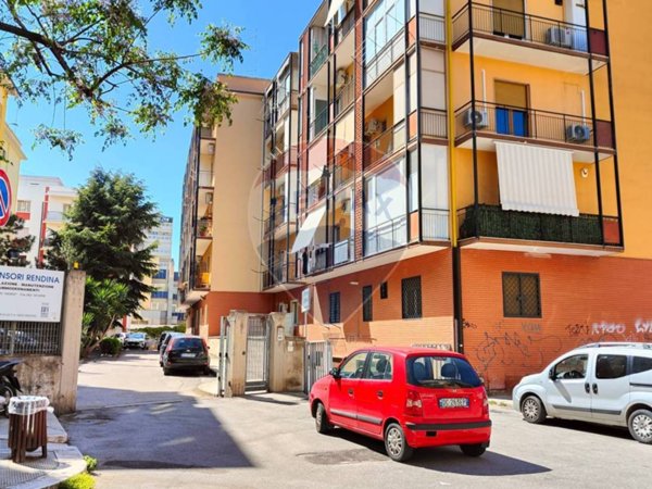 negozio in vendita a Bari in zona Mungivacca