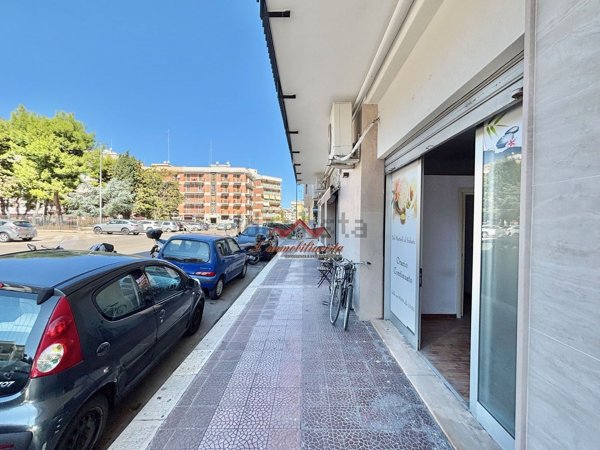 locale commerciale in vendita a Bari in zona Carrassi