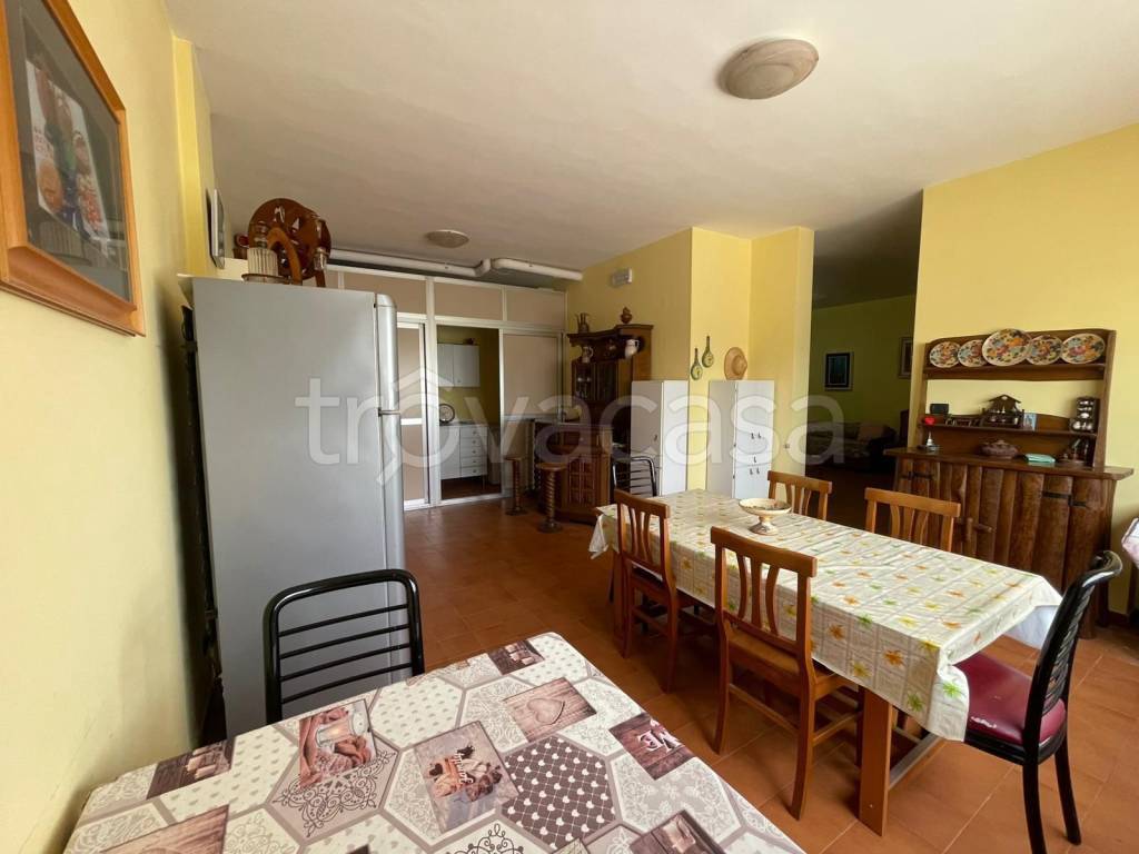 negozio in vendita a Bari in zona Torre a Mare