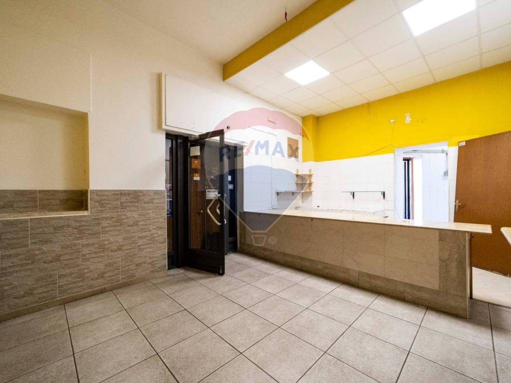 negozio in vendita a Bari in zona Carbonara