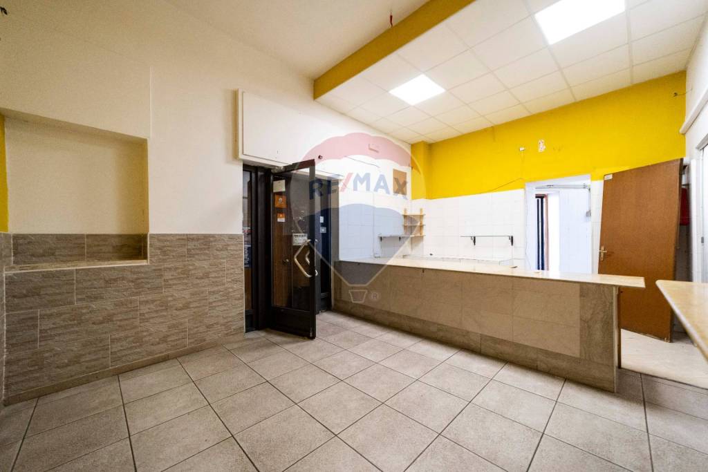 negozio in vendita a Bari in zona Carbonara