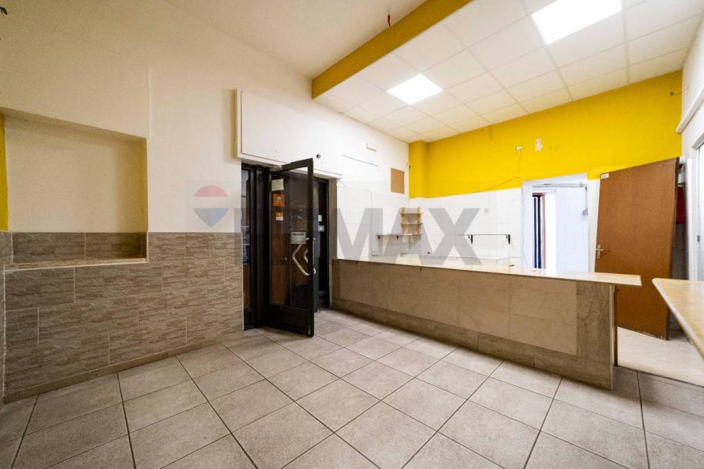 negozio in vendita a Bari in zona Carbonara