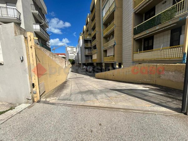 ufficio in vendita a Bari in zona Fesca