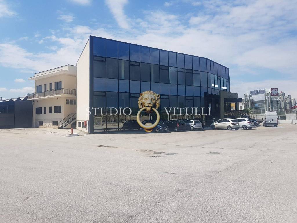 negozio in vendita a Bari in zona Torre a Mare
