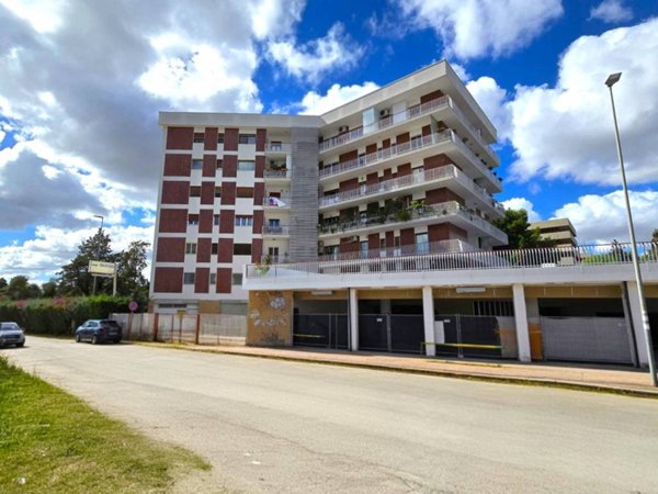 locale commerciale in vendita a Bari in zona Carrassi