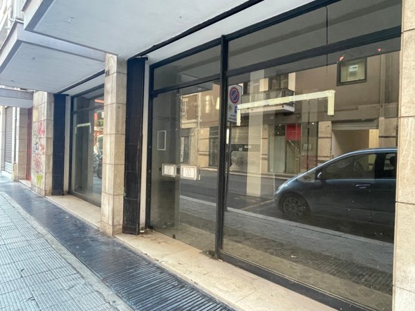negozio in vendita a Bari in zona Murat