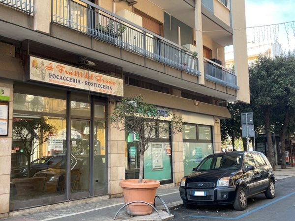 negozio in vendita a Bari in zona Madonnella