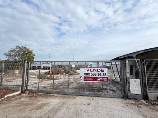 locale commerciale in vendita a Bari in zona Poggiofranco