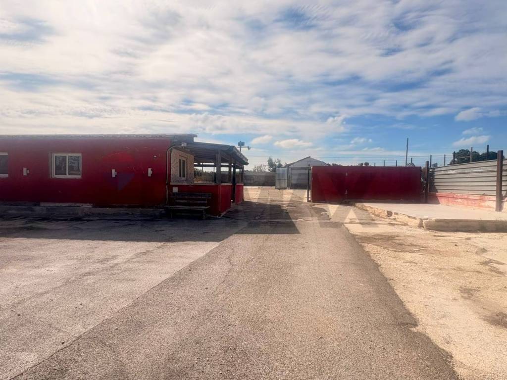 capannone in vendita a Bari in zona Torre a Mare