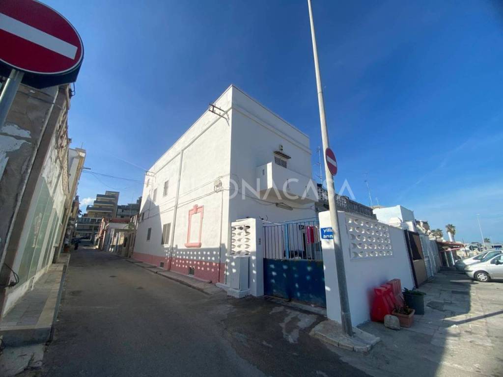 casa indipendente in vendita a Bari in zona Fesca
