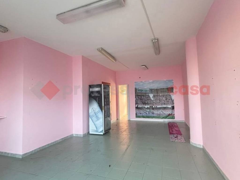 negozio in vendita a Bari in zona Stanic