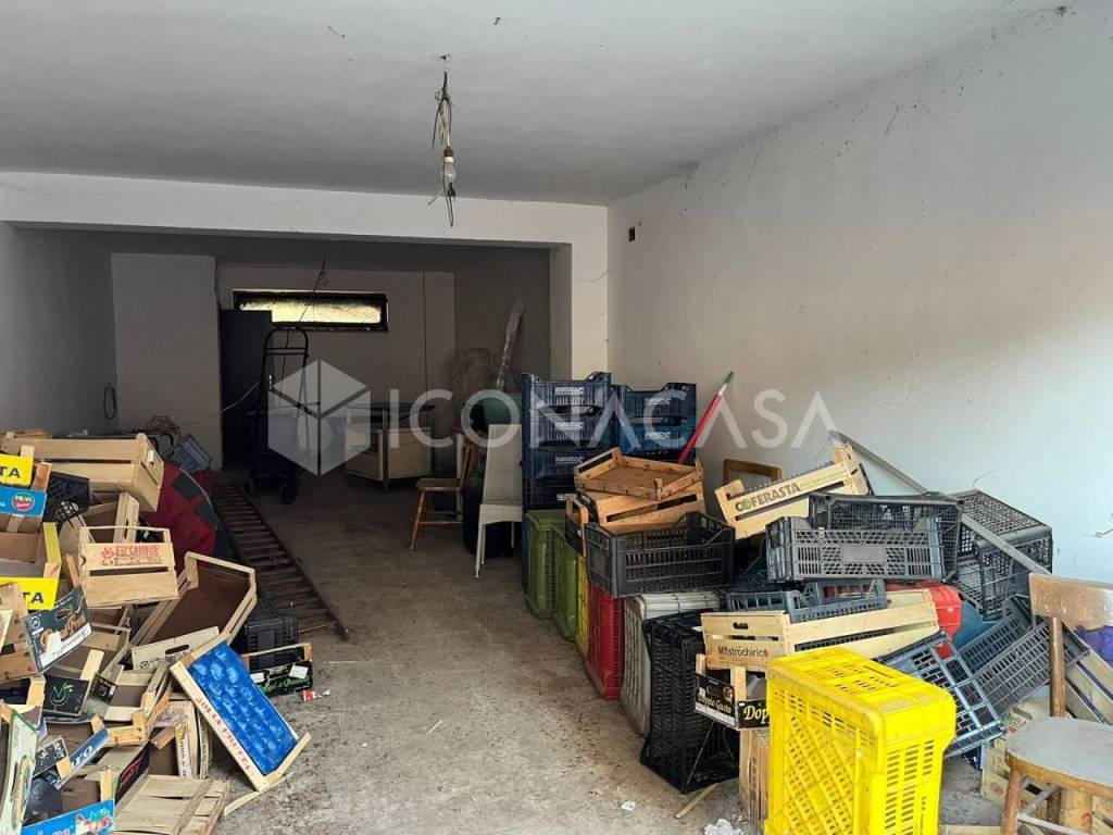locale commerciale in vendita a Bari in zona Mungivacca
