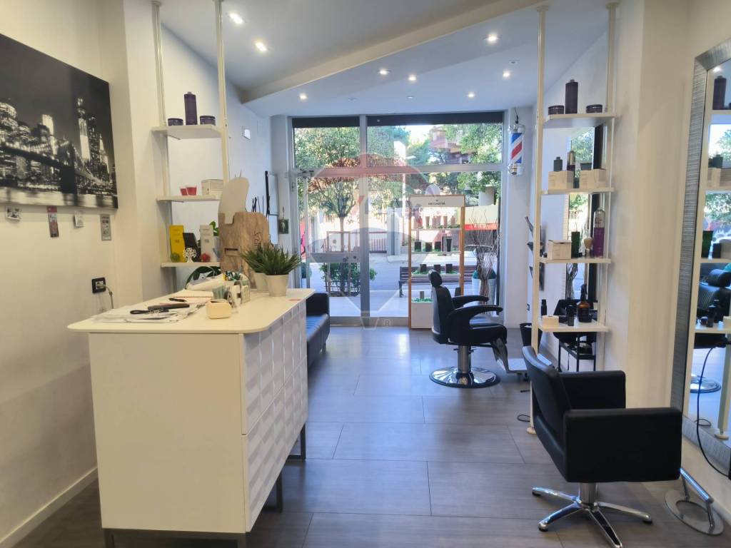 negozio in vendita a Bari in zona Poggiofranco