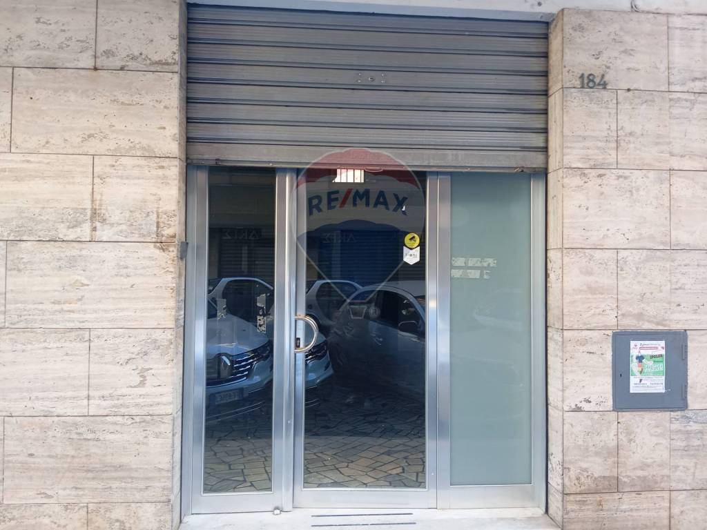 negozio in vendita a Bari in zona Murat