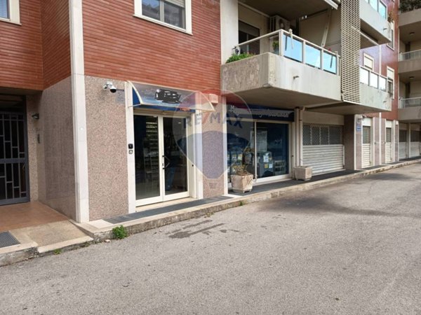 negozio in vendita a Bari in zona Poggiofranco