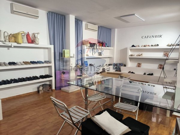 locale commerciale in vendita a Bari in zona Japigia