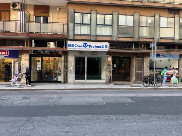 negozio in vendita a Bari in zona Murat