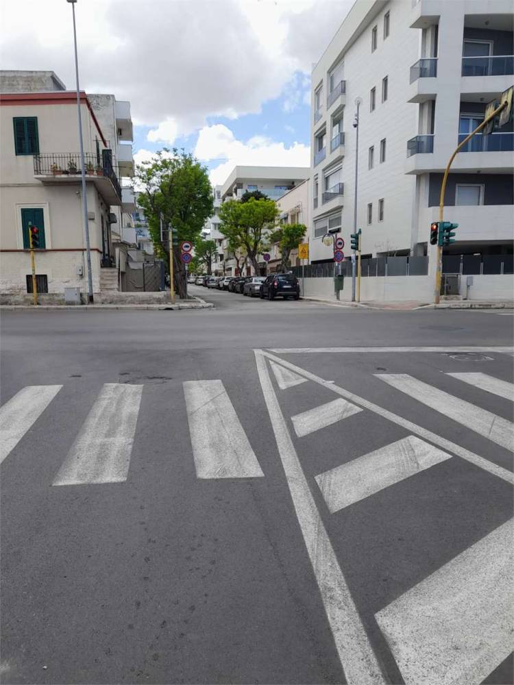 negozio in vendita a Bari in zona Palese/Macchie