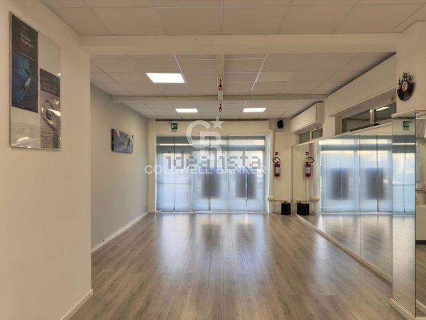 locale commerciale in vendita a Bari in zona Santo Spirito