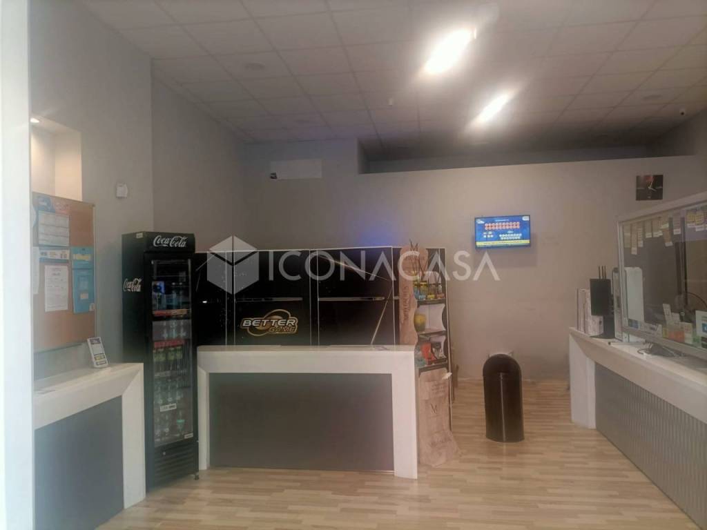 negozio in vendita a Bari in zona Poggiofranco