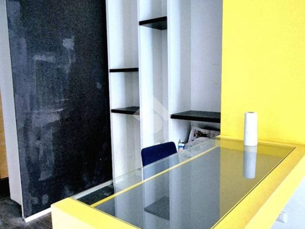 negozio in vendita a Bari in zona Carrassi