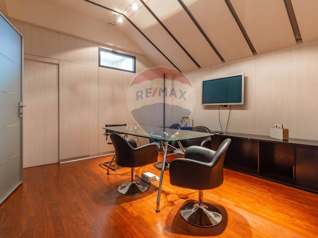 negozio in vendita a Bari in zona Picone