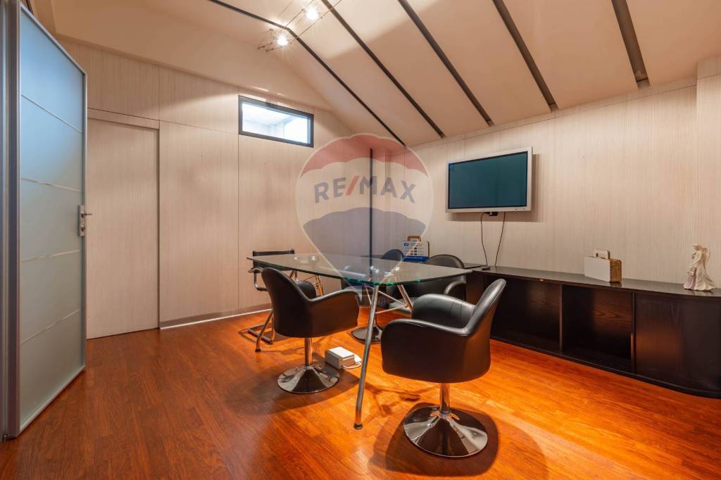 negozio in vendita a Bari in zona Picone