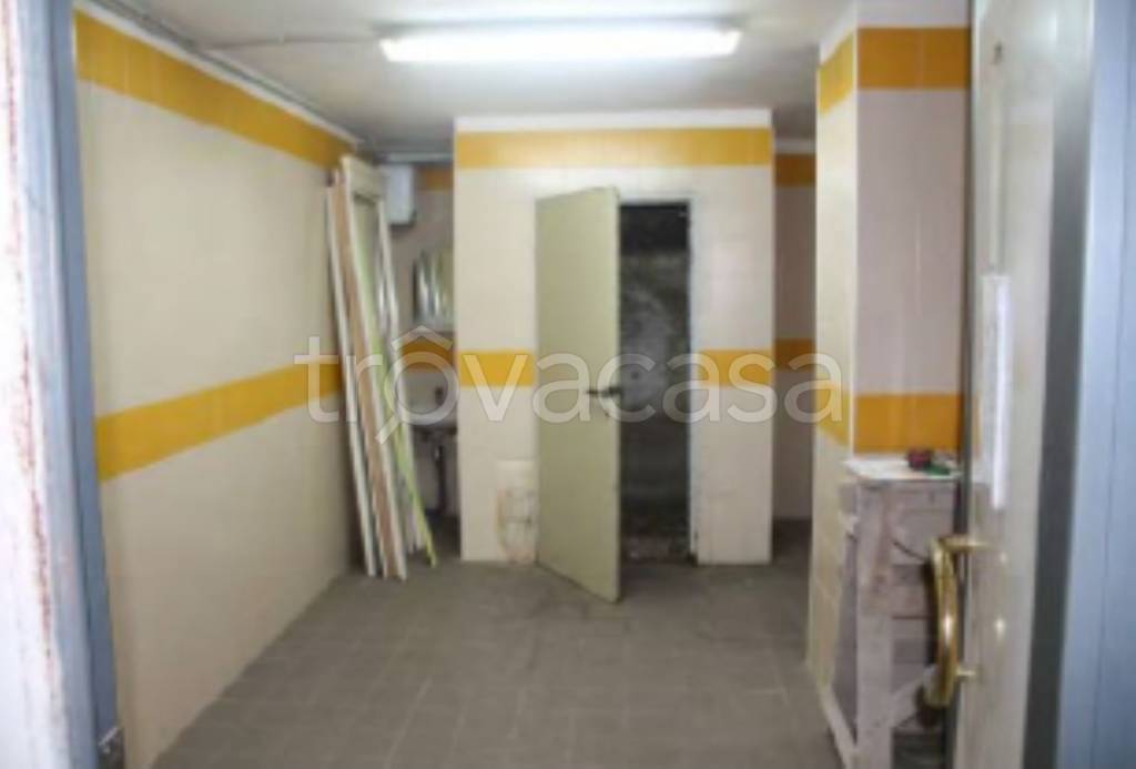 locale di sgombero in vendita a Bari in zona Carrassi