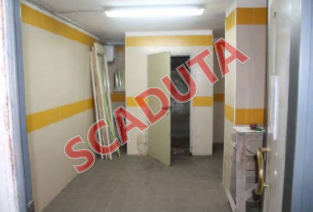 locale di sgombero in vendita a Bari in zona Carrassi