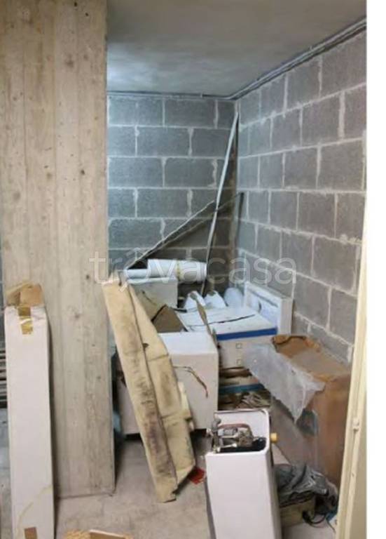 locale di sgombero in vendita a Bari in zona Carrassi