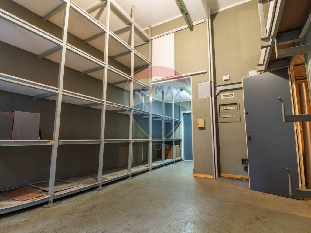 negozio in vendita a Bari in zona Carrassi