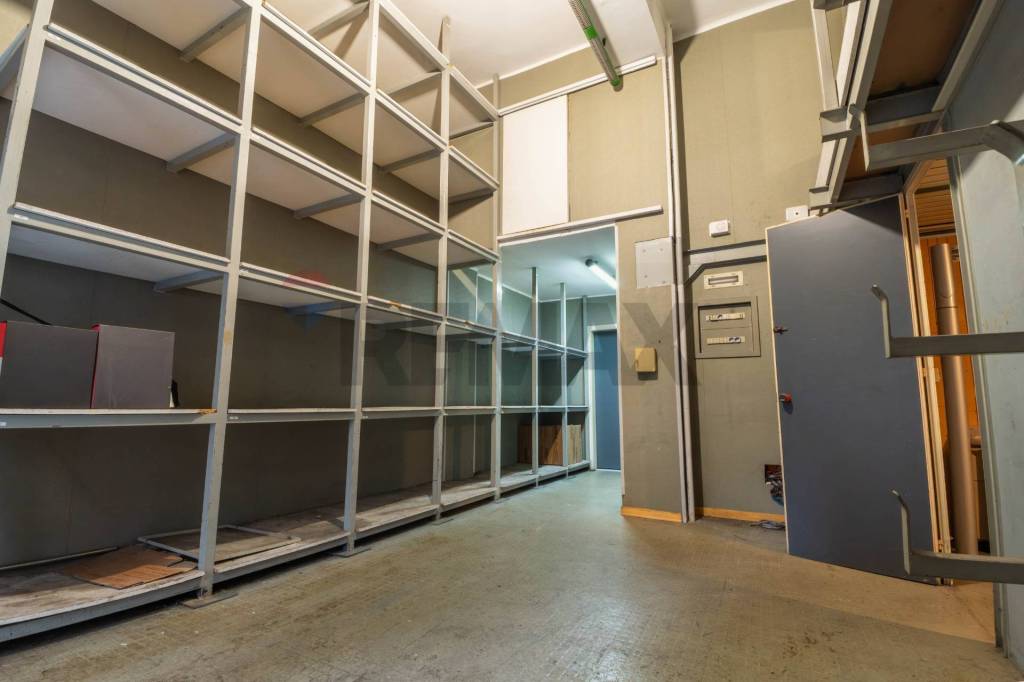 negozio in vendita a Bari in zona Carrassi