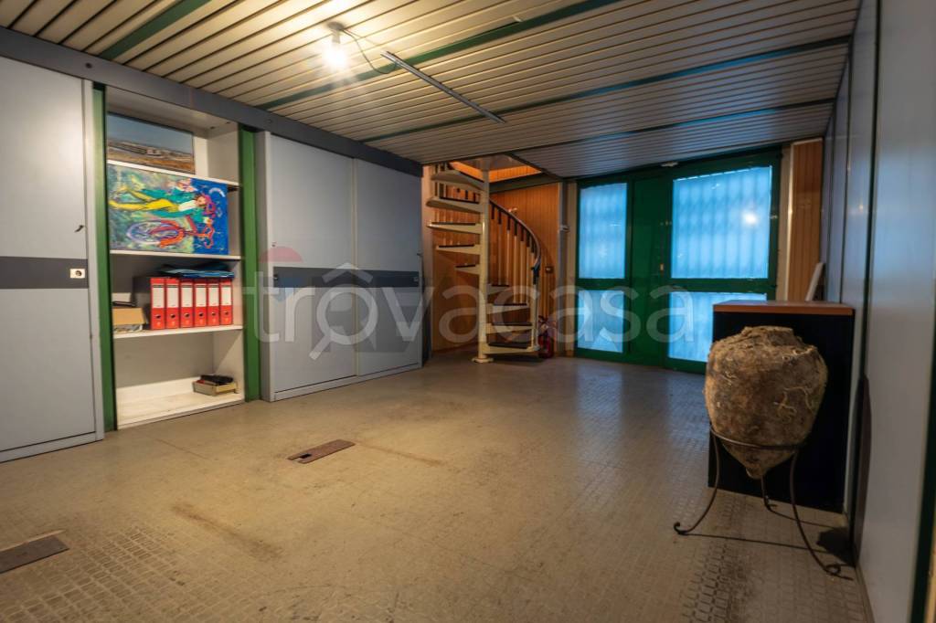 negozio in vendita a Bari in zona Carrassi