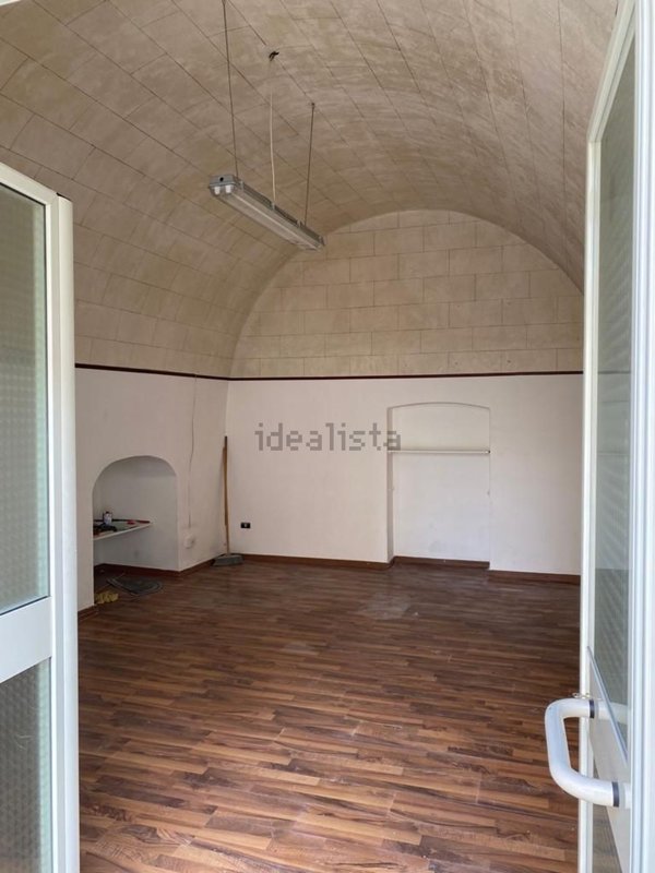 locale commerciale in vendita a Bari in zona Carbonara