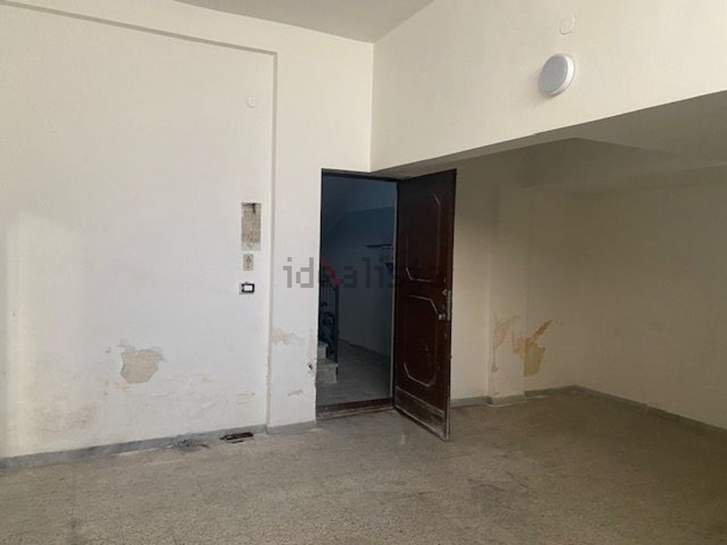 locale di sgombero in vendita a Bari in zona Carrassi