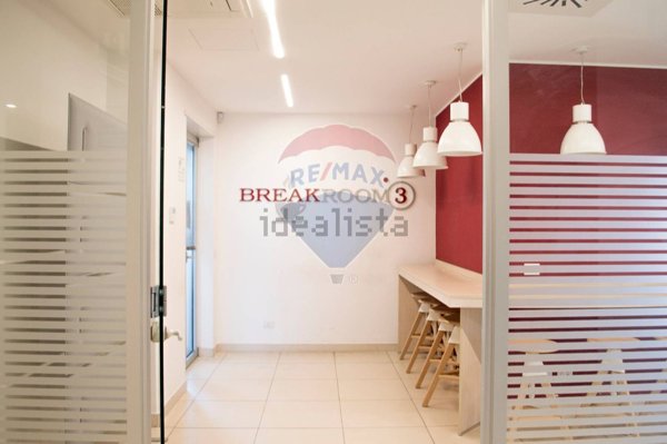 ufficio in vendita a Bari in zona Picone
