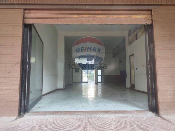 locale commerciale in vendita a Bari in zona Poggiofranco