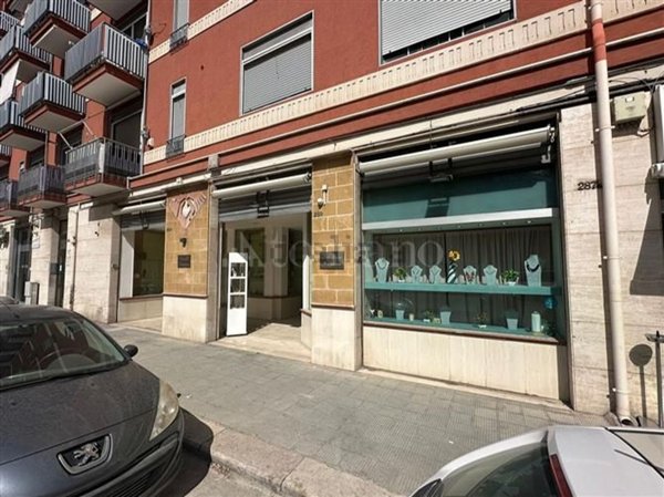 locale commerciale in vendita a Bari in zona Libertà