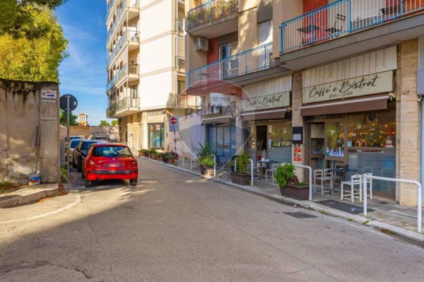negozio in vendita a Bari in zona Picone