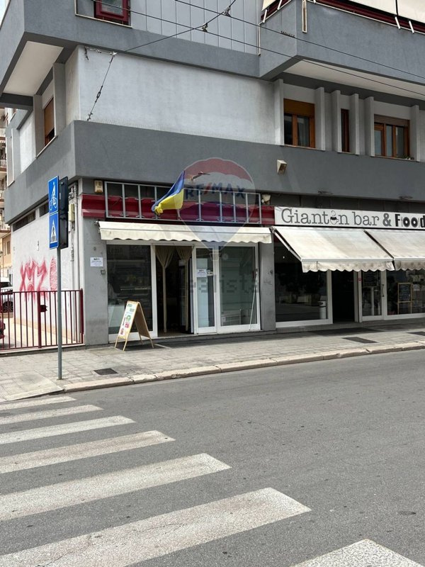 locale commerciale in vendita a Bari in zona Carrassi