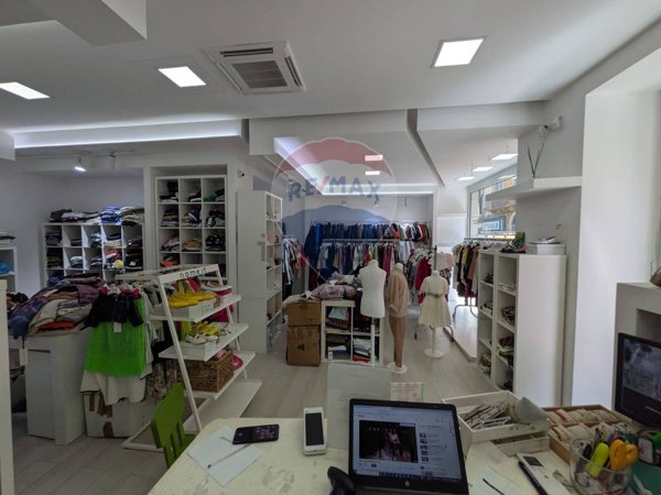 locale commerciale in vendita a Bari in zona Libertà