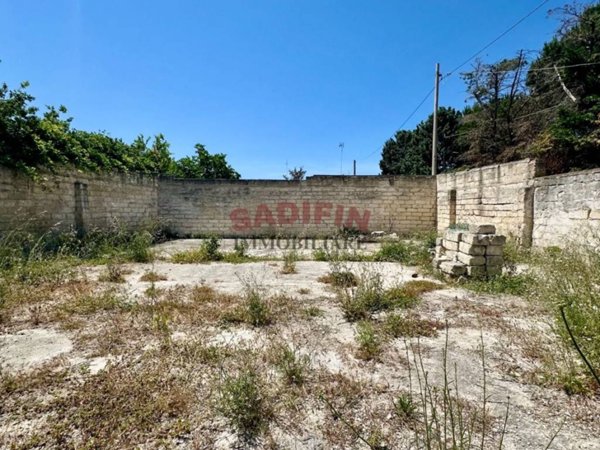 locale commerciale in vendita a Bari in zona Palese/Macchie