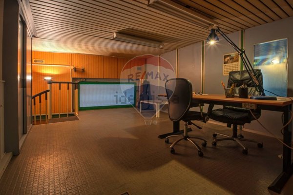 locale commerciale in vendita a Bari in zona Carrassi