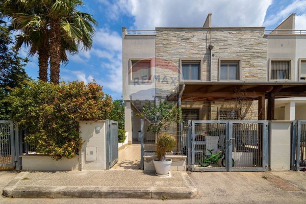 casa indipendente in vendita a Bari in zona Torre a Mare