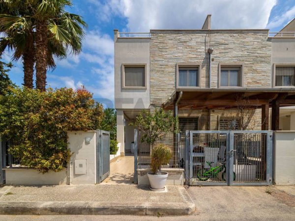 casa indipendente in vendita a Bari in zona Torre a Mare